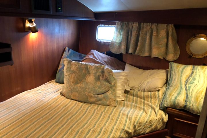 a bedroom with a bed in a hotel room